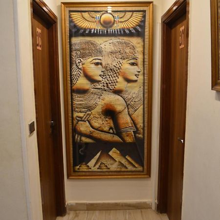 Queen Cleopatra Pyramids View Hotel Kafrat al Jabal Bagian luar foto